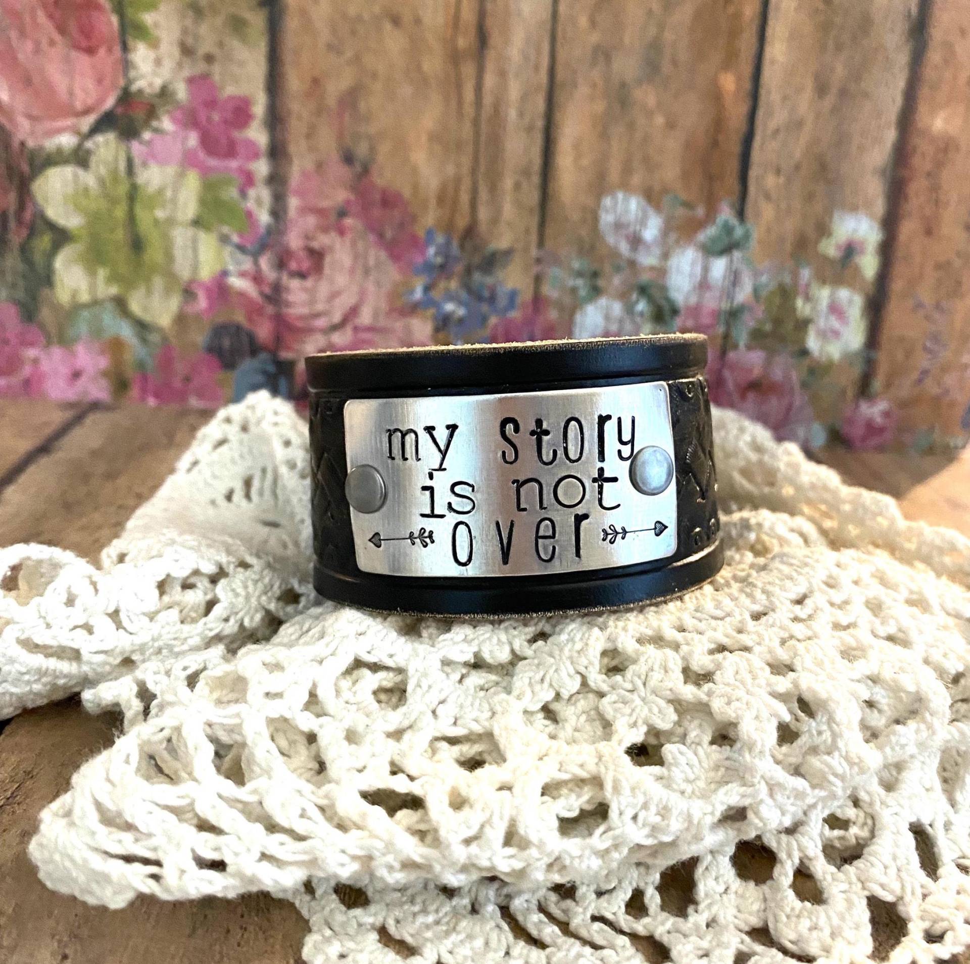 My Story Is Not Over Schwarz Leder Manschette Armband > Hand Gestempelt. Schwarzes Lederarmband. Inspirierender Schmuck. Ermutigungsschmuck von BellaNotteDesigns