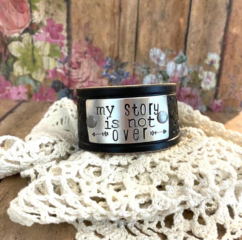 My Story Is Not Over Schwarz Leder Manschette Armband > Hand Gestempelt. Schwarzes Lederarmband. Inspirierender Schmuck. Ermutigungsschmuck von BellaNotteDesigns
