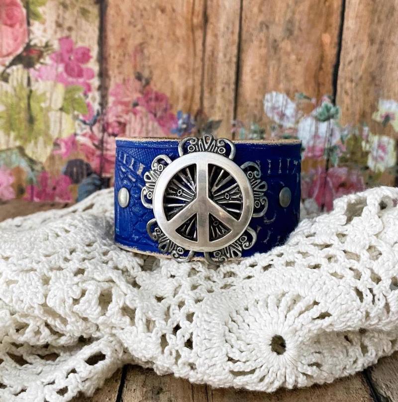 Peace-Zeichen Concho Blau Ledermanschette Armband> Lederarmband. Boho Armband. Festival Schmuck. Armreif. Peace Zeichen. Hippie Retro von BellaNotteDesigns