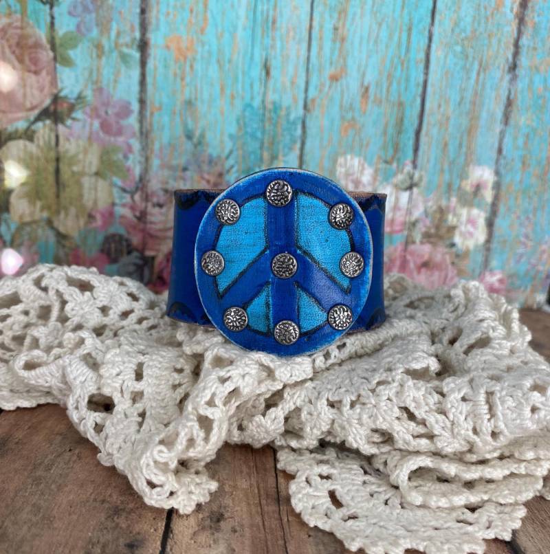 Peace-Zeichen Ledermanschette in Blau> Handgefertigtes Lederarmband. Peace Zeichen Schmuck. Handbemalter Hippie Schmuck von BellaNotteDesigns