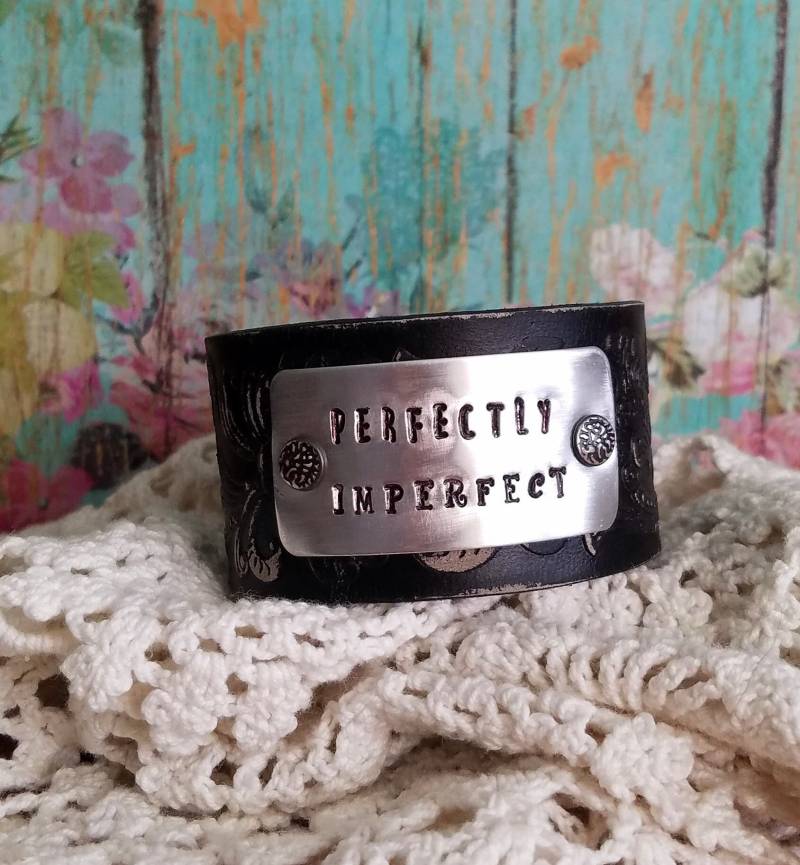 Perfekt Unperfektes Armband> Handgestempeltes Lederarmband. Schwarzes Inspirierender Schmuck. Motivationsschmuck von BellaNotteDesigns