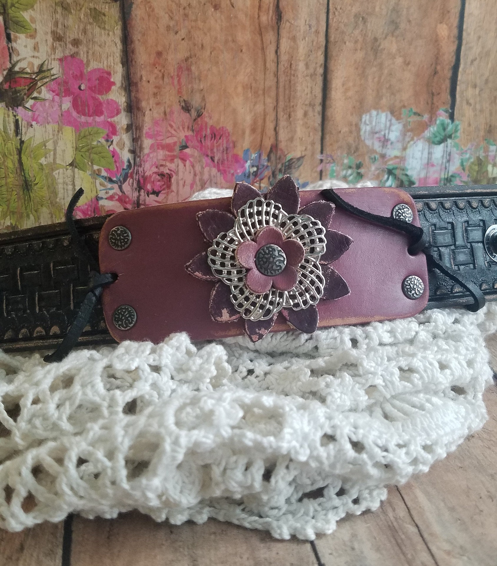 Pink Flower Schwarz Leder Manschette Armband > Floral Schmuck. Blume. Handarbeit. Rustikaler Stil. Landhaus-Chic. Boho Folklore von BellaNotteDesigns