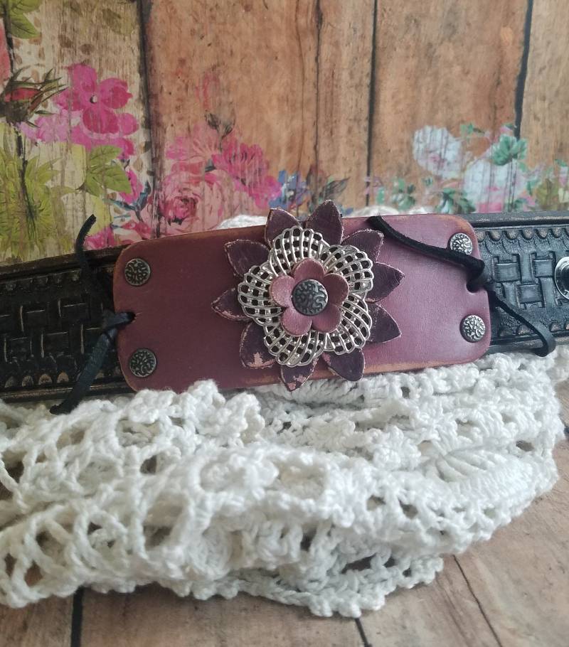 Pink Flower Schwarz Leder Manschette Armband > Floral Schmuck. Blume. Handarbeit. Rustikaler Stil. Landhaus-Chic. Boho Folklore von BellaNotteDesigns