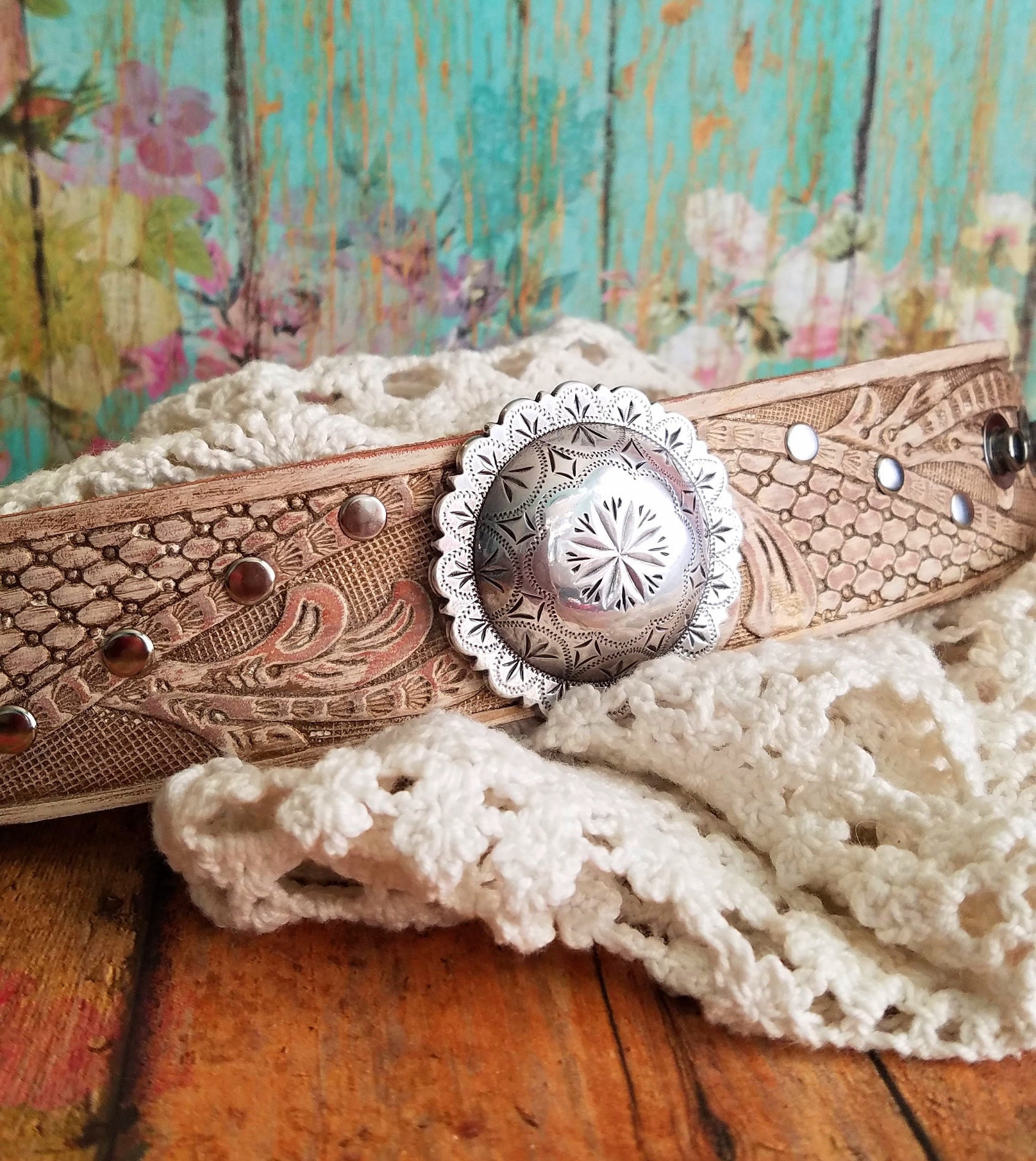 Rustikale Ledermanschette Mit Silbernem Concho Und Bronzemetallic Gestrichenem Leder Im Westernstil. Boho Cowgirl Armband von BellaNotteDesigns