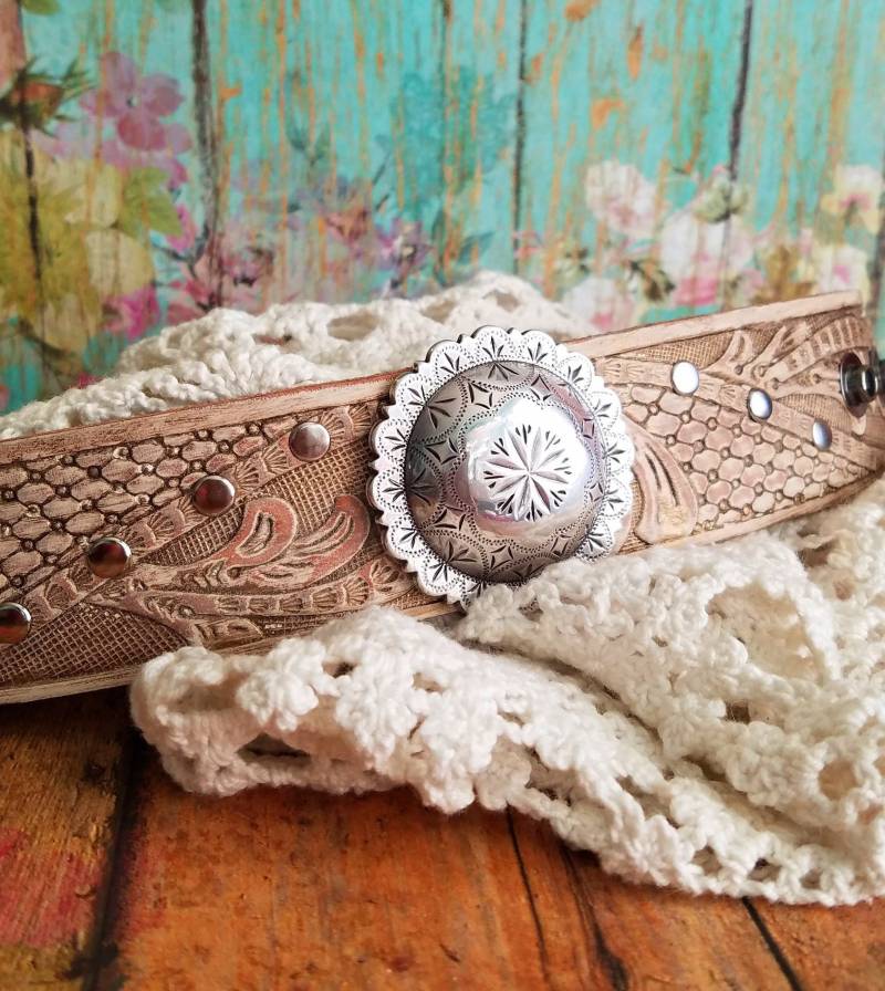 Rustikale Ledermanschette Mit Silbernem Concho Und Bronzemetallic Gestrichenem Leder Im Westernstil. Boho Cowgirl Armband von BellaNotteDesigns