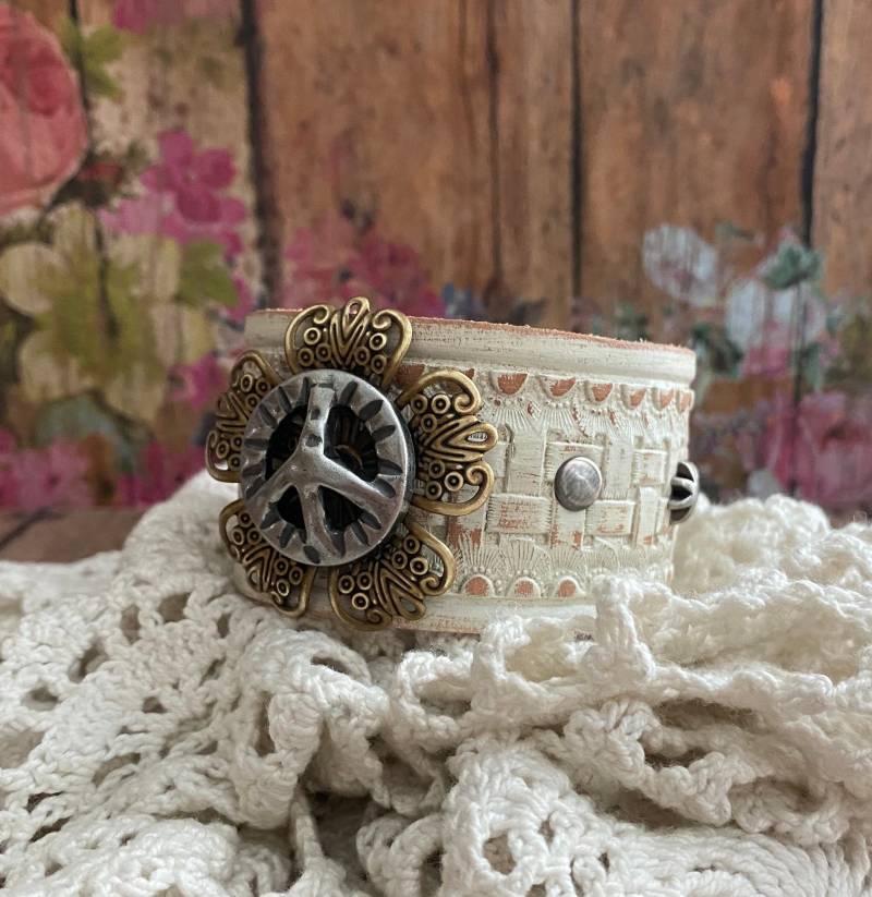 Weisses Leder Peace Zeichen Manschetten Armband Punzierter Hippie Schmuck von BellaNotteDesigns