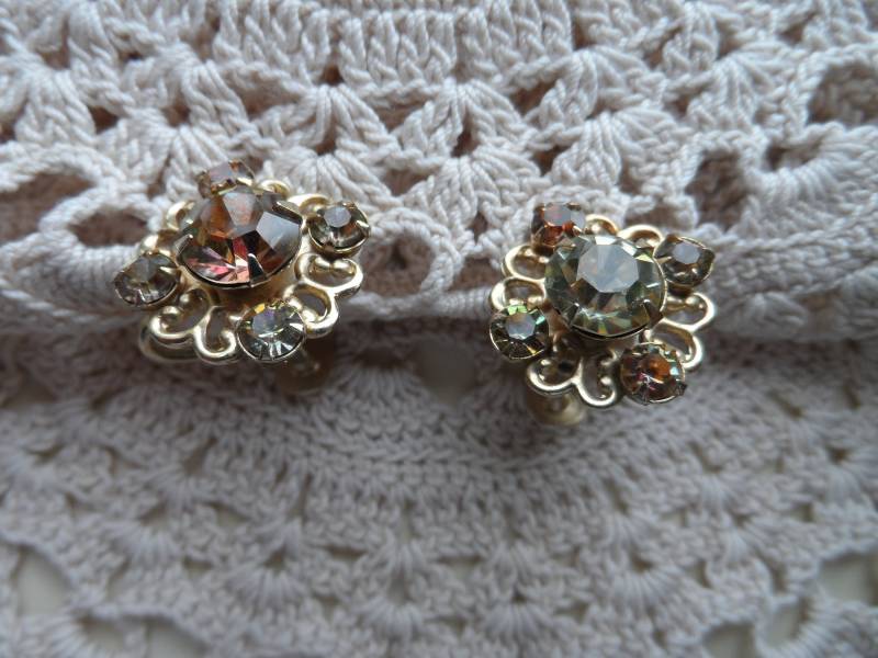 Schrullig Glitzernd Gemischte Farbe West Germany Rhinestone-Ohrringe Filigran Retro Schrullig Glitzernd Gemischte Farbe West Germany Rhinestone-Ohrringe Filigran Retro von BellaRetro