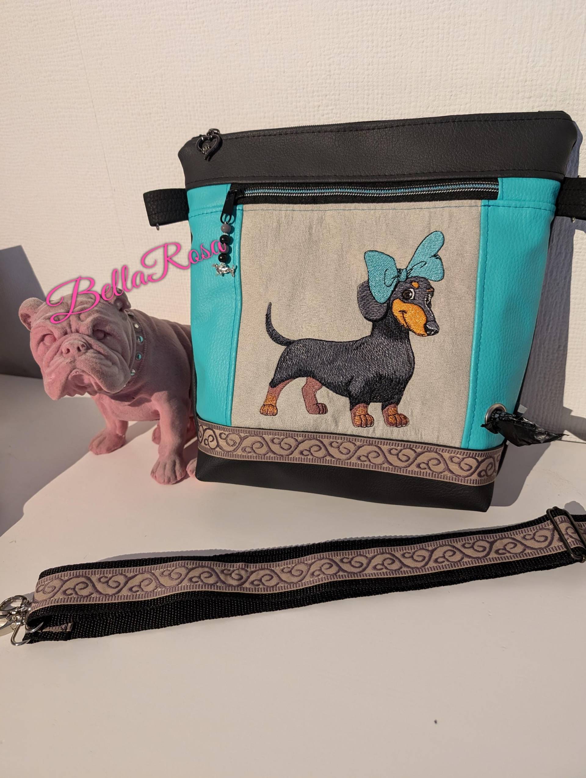 Gassitasche Gassibag Kotbeutelspender Hundetasche Leckerlis Dackel Comic Hund Handmade von BellaRosaHandmade
