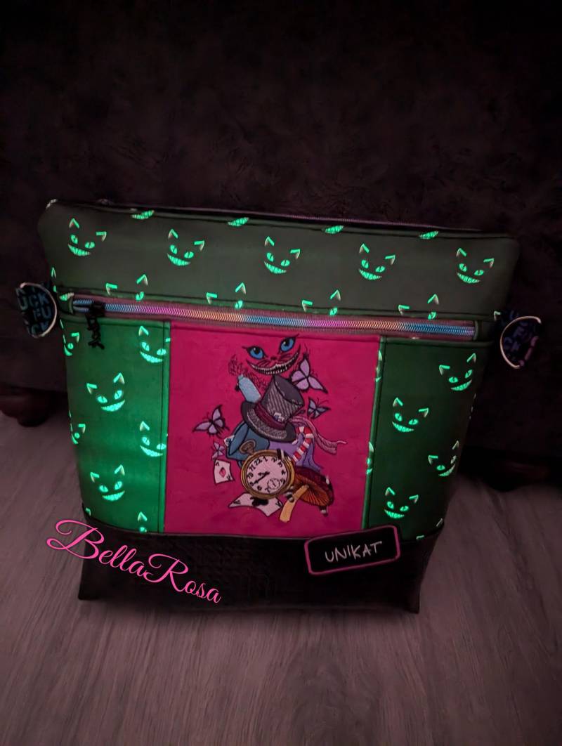 Umhängetasche Grinsekatze Cheshire Cat Glow in The Dark Tasche Unikat Geschenkidee Fantasy Umhängetasche Grinsekatze Cheshire Cat Glow in The Dark Tasche Unikat Geschenkidee Fantasy von BellaRosaHandmade
