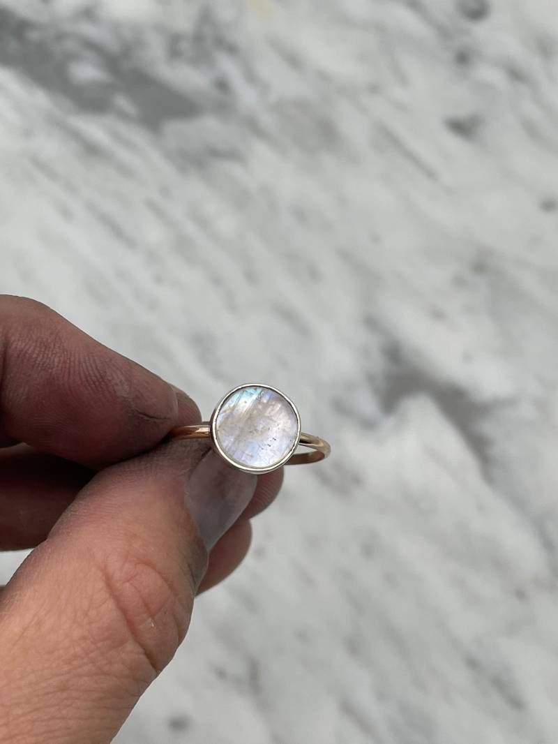 14Kt Vergoldeter Regenbogen Mondstein Mixed Metal Ring. Größe 11.5 von BellaRubyJewelry