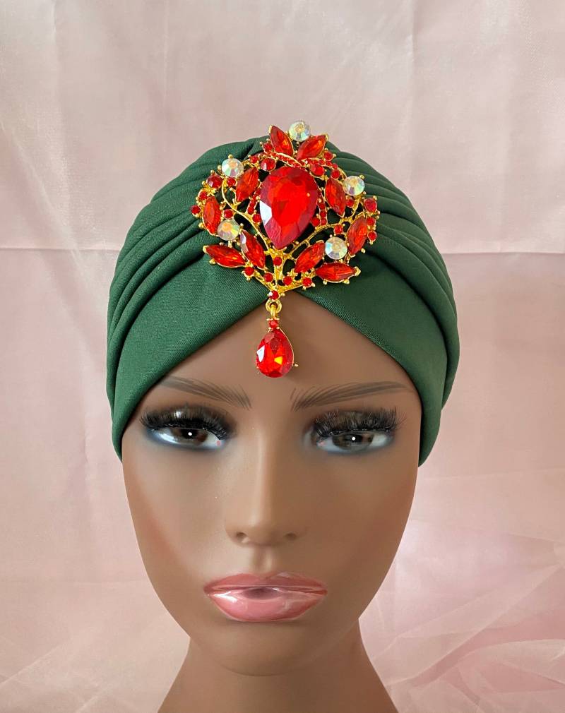 Grünes Turban Headwrap Mit Roter Brosche von BellaSegretoFashion