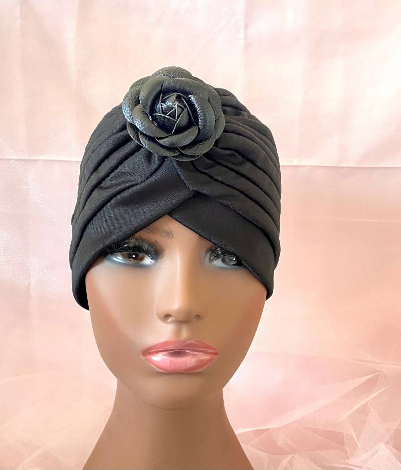 Schwarzer Turban Mit Camelia Brosche Stylishes Kopftuch von BellaSegretoFashion