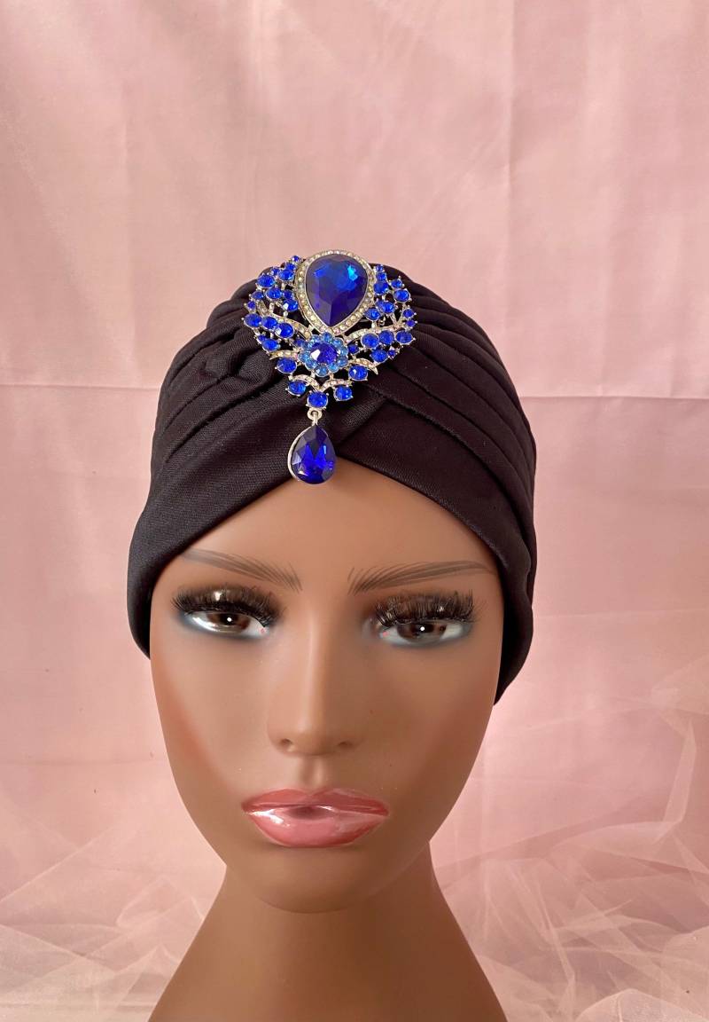 Schwarzer Turban Moderner Hijab Mit Blauer Brosche von BellaSegretoFashion