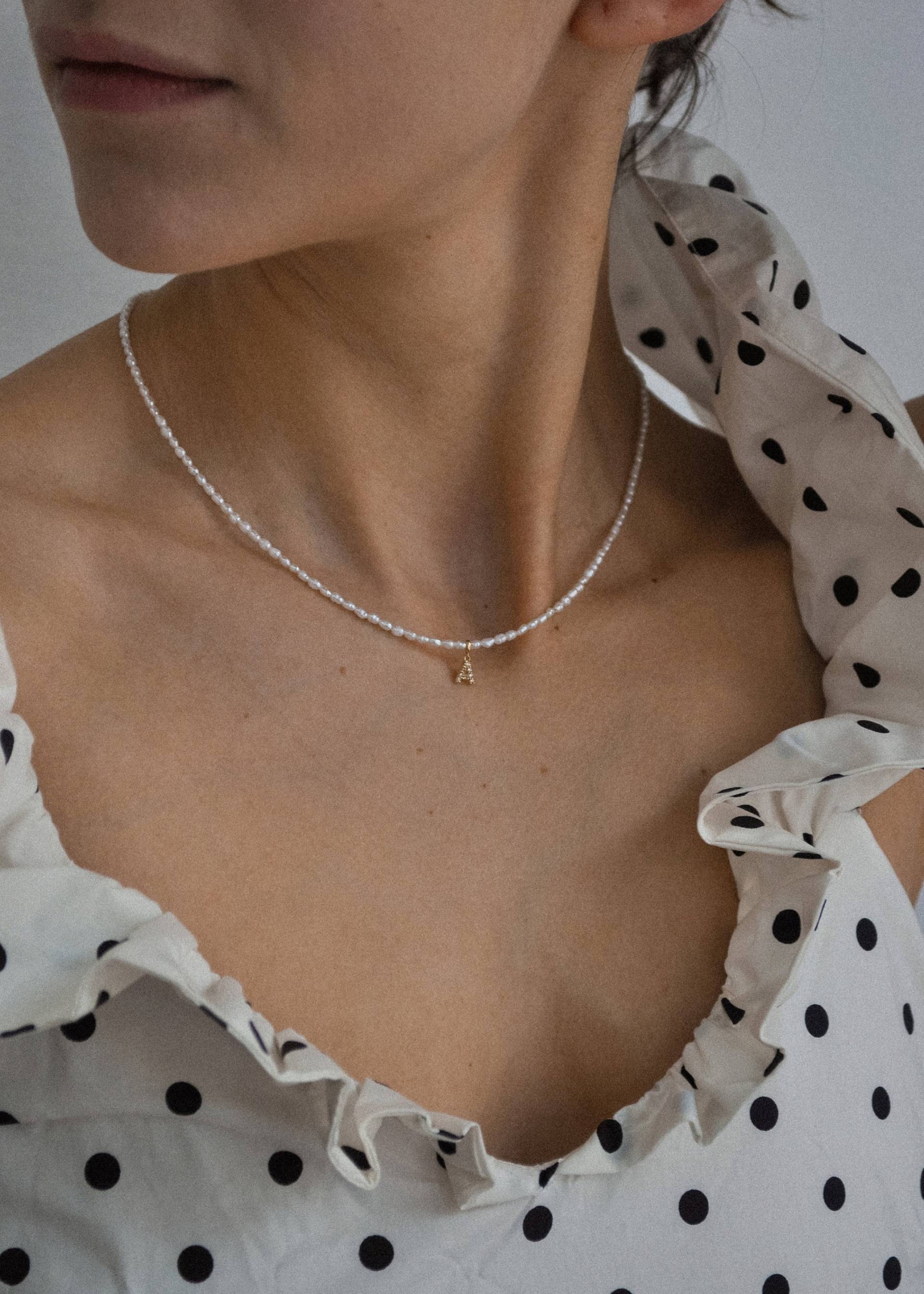 14K Solid Gold Buchstabe Mit Diamanten Perlenkette. Zierliche Geschenke Für Sie 14K Solid Gold Buchstabe Mit Diamanten Perlenkette. Zierliche Geschenke Für Sie von BellaSherban