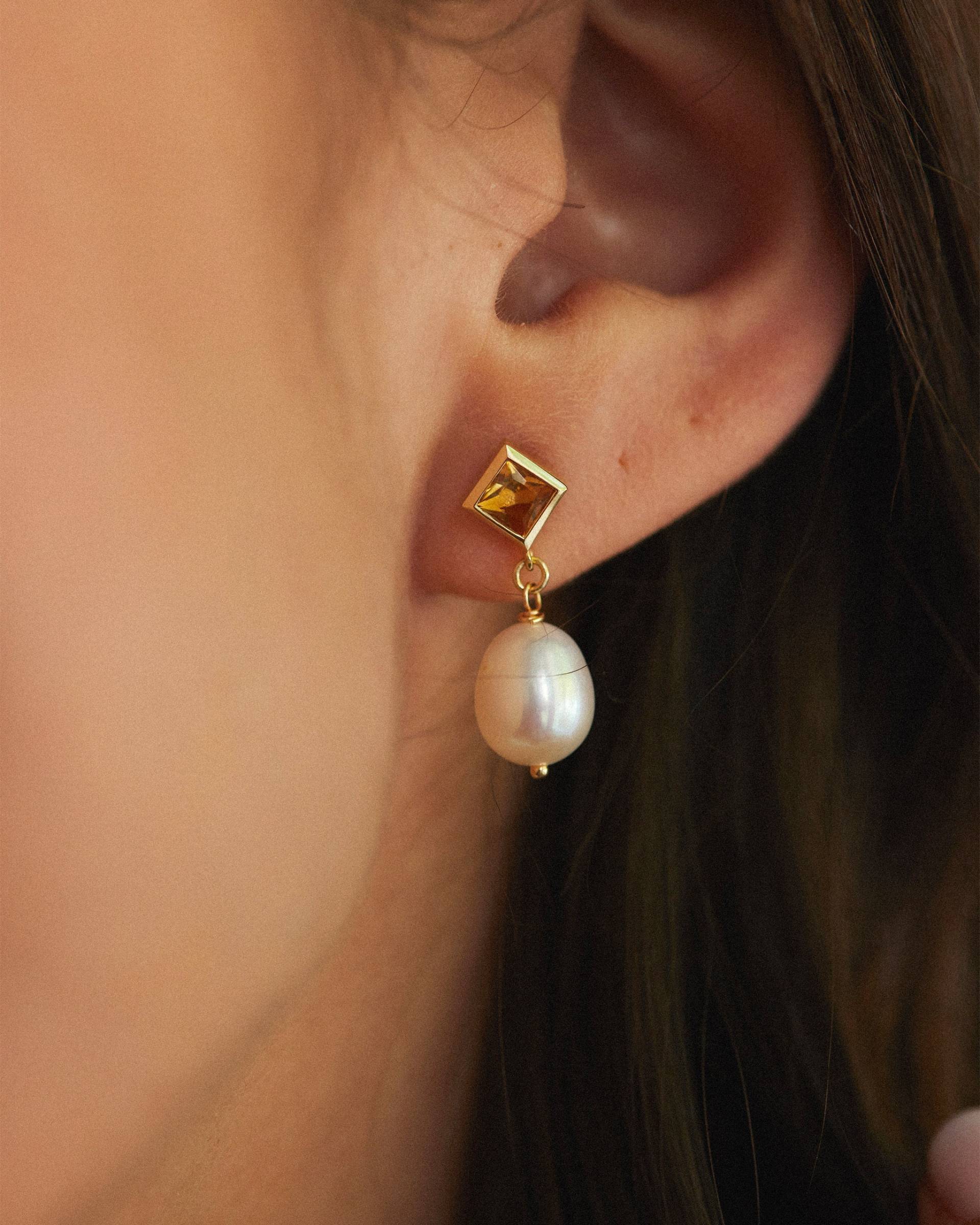 14K Solid Gold Citrin Und Perlenohrringe. Zierliche Pearl Drop Ohrstecker. Geschenk Für Sie. Geburtsstein Ohrringe 14K Solid Gold Citrin Und Perlenohrringe. Zierliche Pearl Drop Ohrstecker. Geschenk Für Sie. Geburtsstein Ohrringe von BellaSherban