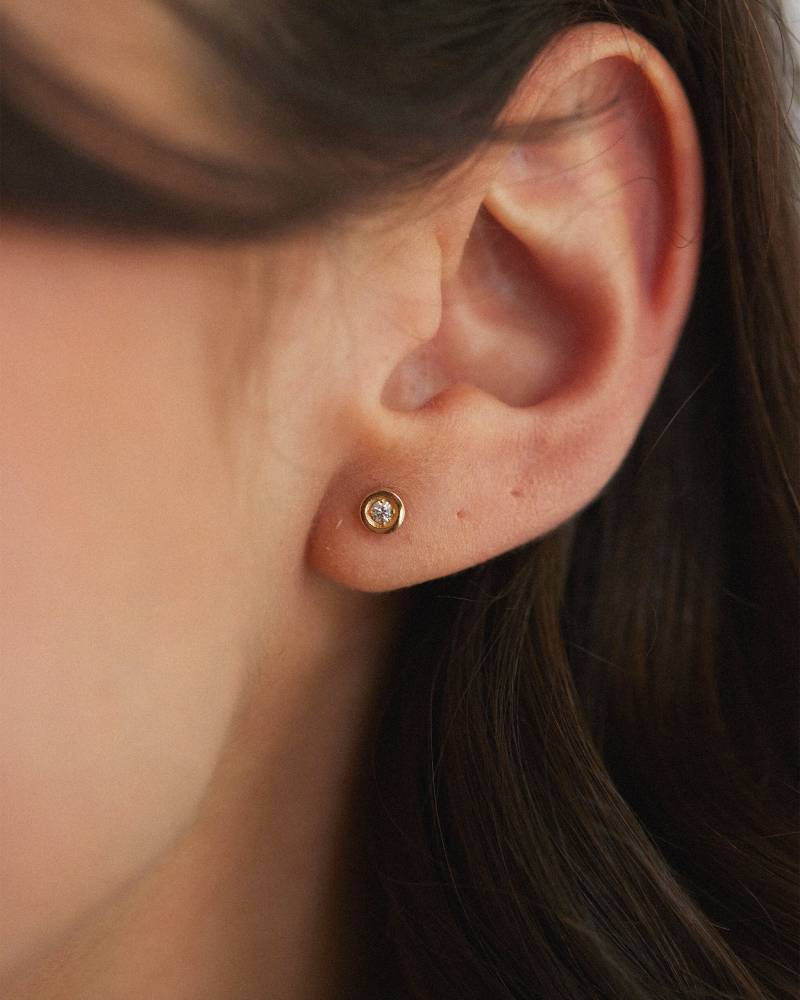 Bezel Set Diamant Ohrstecker. 14K Solid Gold Minimalist Valentinstag Geschenk. Jubiläumsgeschenk Bezel Set Diamant Ohrstecker. 14K Solid Gold Minimalist Valentinstag Geschenk. Jubiläumsgeschenk von BellaSherban