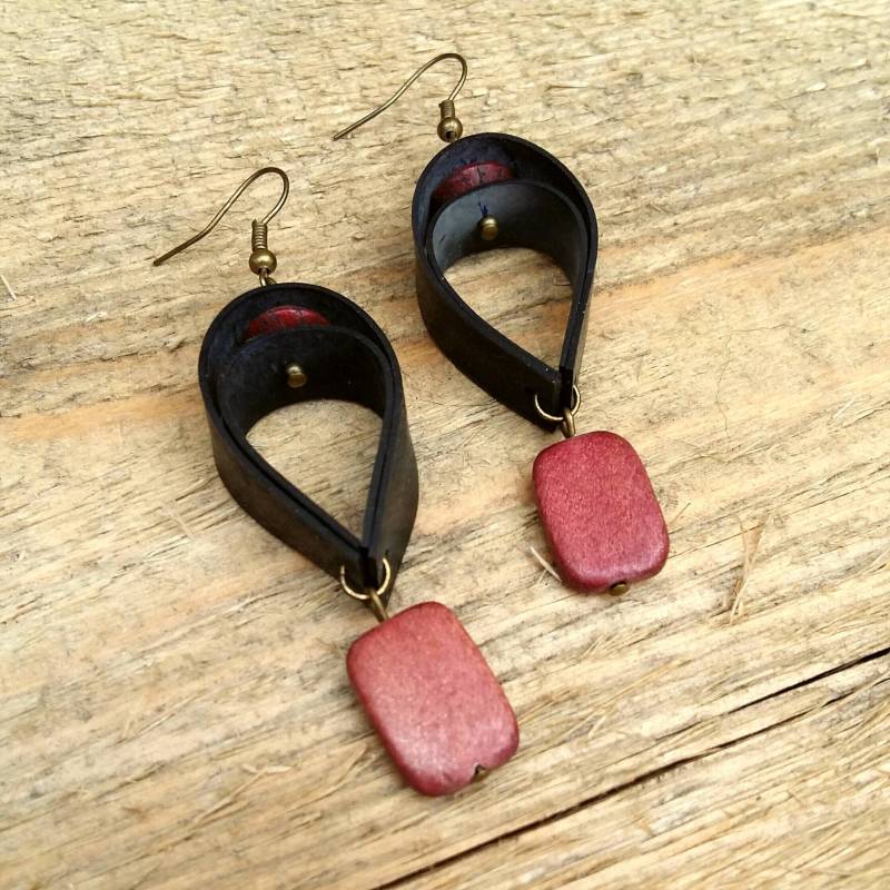 Einzigartige Schlauch Ohrringe Mit Holzperlen, Ooak-Ohrringe, Upcycling-Schmuck Aus Recycelten Schläuche | V999I von BellaStoria777