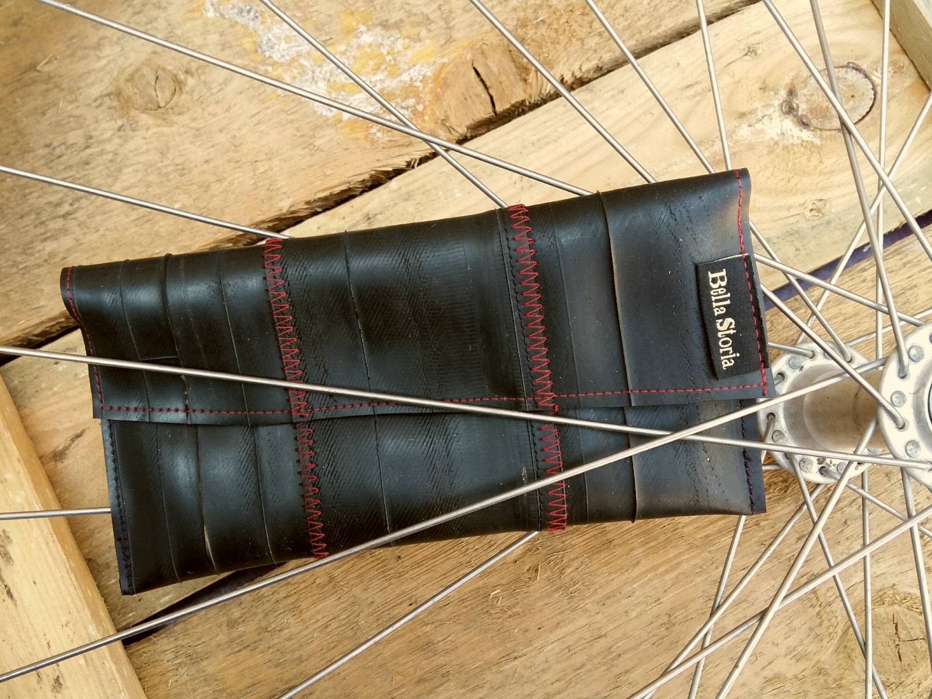 Fahrradschlauch-Brillenetui, Vegane Brillentasche, Einzigartige Umweltfreundliche Upcycled-Brillentasche | V202R Fahrradschlauch-Brillenetui, Vegane Brillentasche, Einzigartige Umweltfreundliche Upcycled-Brillentasche | V202R von BellaStoria777