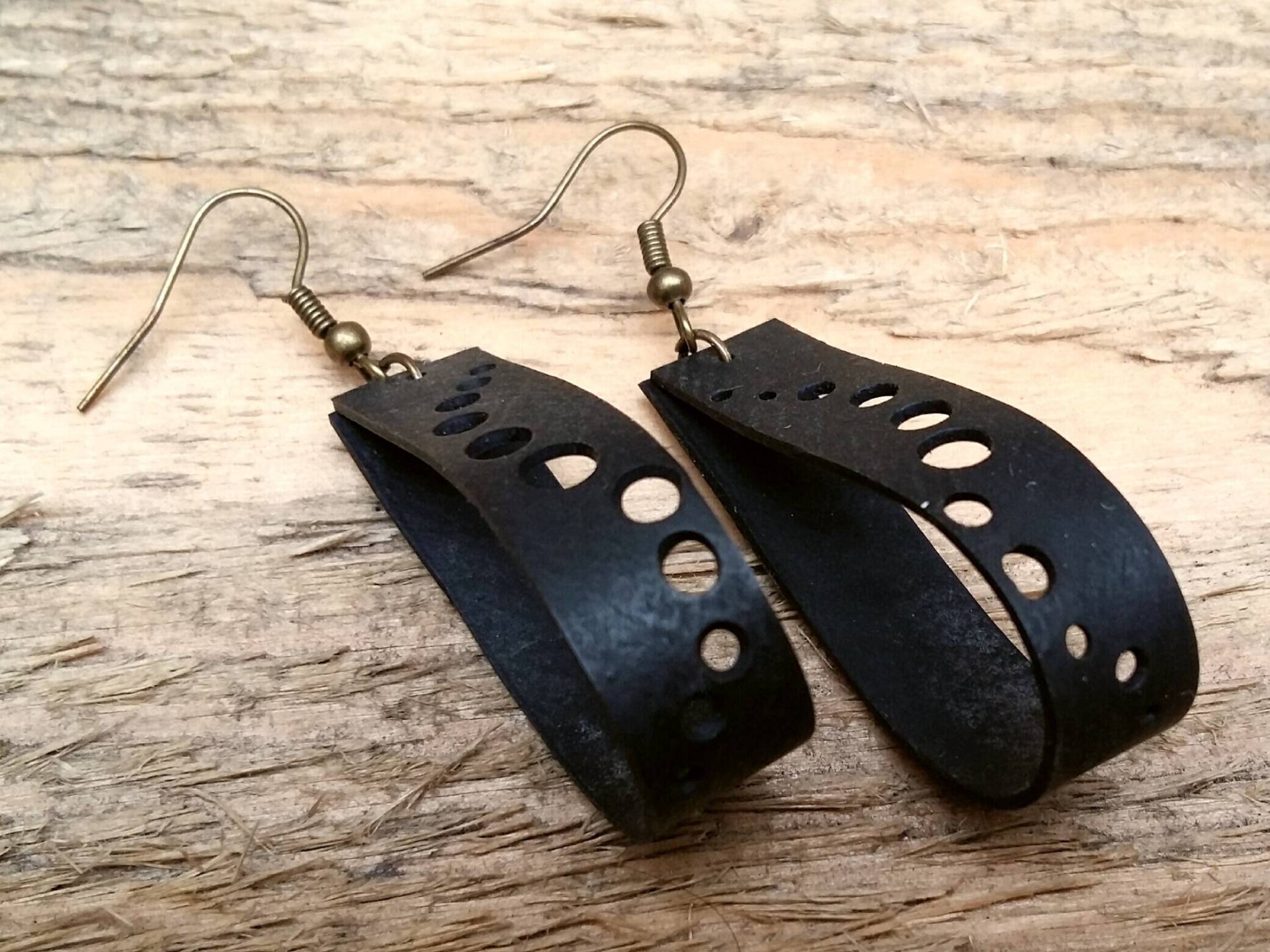 Ooak Vegan Schwarz Baumeln Ohrringe, Einzigartige Schlauch Gummi-Upcycling-Schmuck Aus Recycelten Fahrradschläuchen | V999J Ooak Vegan Schwarz Baumeln Ohrringe, Einzigartige Schlauch Gummi-Upcycling-Schmuck Aus Recycelten Fahrradschläuchen | V999J von BellaStoria777