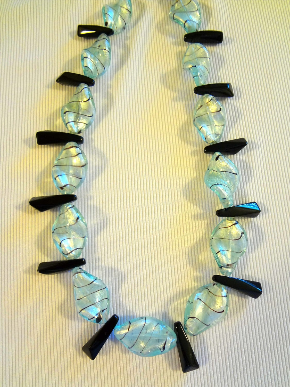 Chunky Beaded Seafoam Swirl Halskette Element B 90 von BellaUniqueJewels
