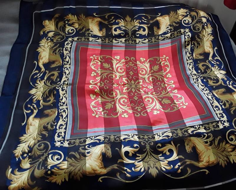 Vintage Eleganter Großer Schal Rot Und Blau Vintage Eleganter Großer Schal Rot Und Blau von BellaVenetta