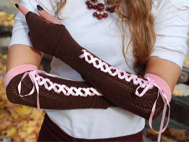 Braune Armstulpen Lange Armstulpen Mit Satinband in Pink Braune Armstulpen Lange Armstulpen Mit Satinband in Pink von Bellada