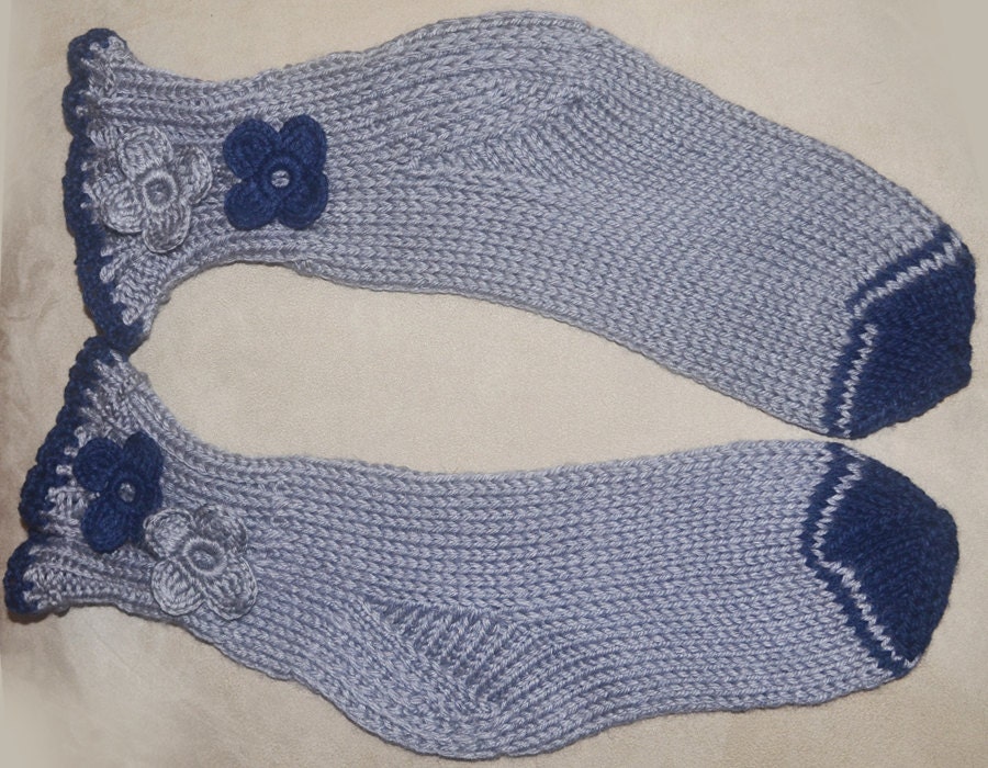Handgestrickte Acryl Bambus Socken Grau Blaue Häkelblumenornamente, Grösse 39-39 Handgestrickte Acryl Bambus Socken Grau Blaue Häkelblumenornamente, Grösse 39-39 von Bellada