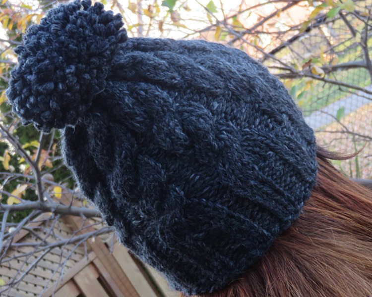 Handgestrickte Dunkelgraue Beanie-Mütze Mit Pom-Pom Handgestrickte Dunkelgraue Beanie-Mütze Mit Pom-Pom von Bellada