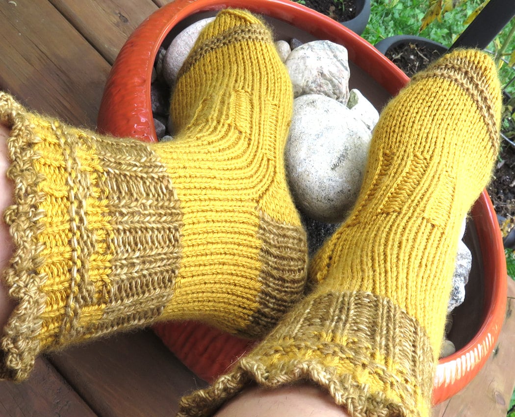 Handgestrickte Socken Aus Merino Wolle Warmes Gelb Braun, Grösse 7-9 Handgestrickte Socken Aus Merino Wolle Warmes Gelb Braun, Grösse 7-9 von Bellada