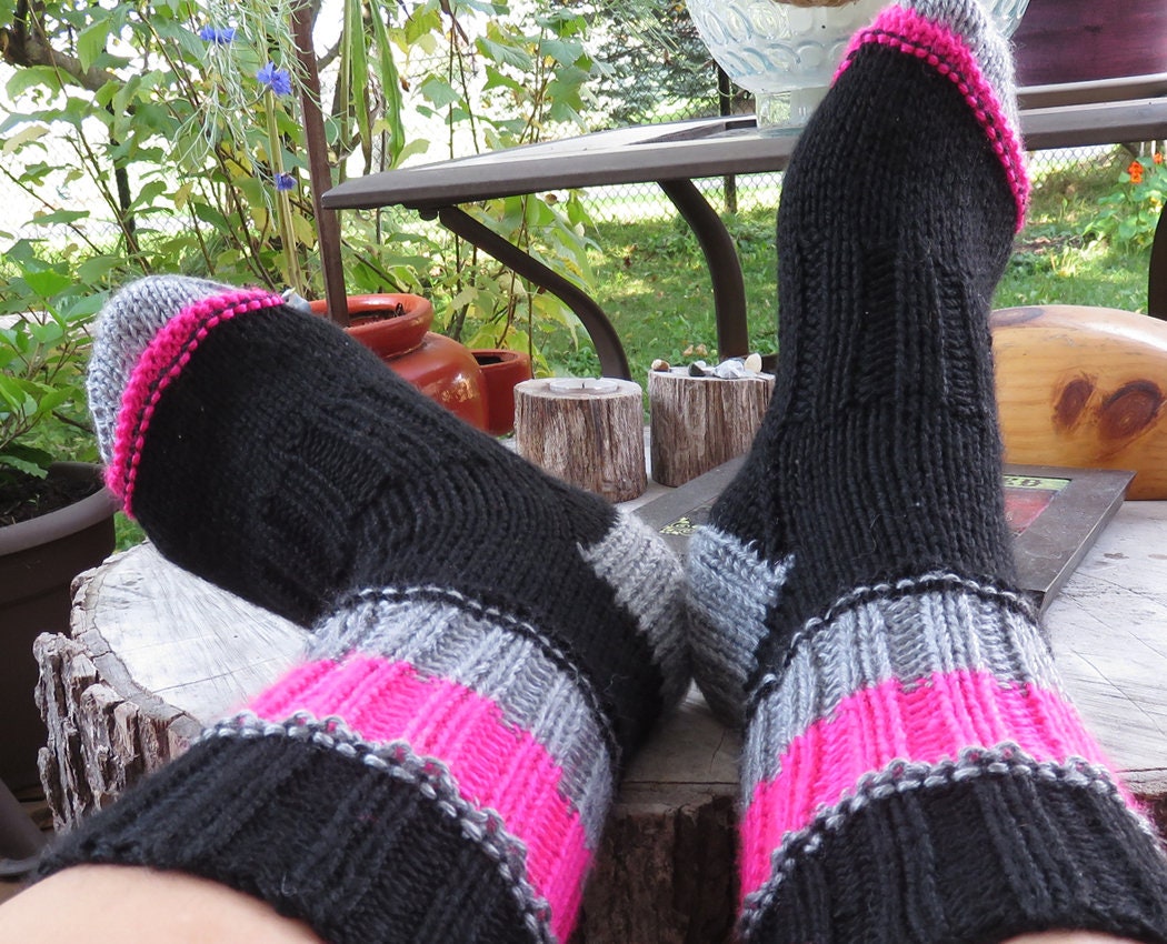 Handgestrickte Wollsocken Schwarz, Grau, Und Pink Gestreifte Socken | Us 7-9 Handgestrickte Wollsocken Schwarz, Grau, Und Pink Gestreifte Socken | Us 7-9 von Bellada