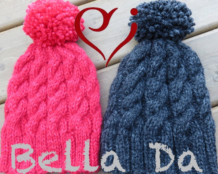 Pom-Pom Mütze Set Aus Einer Roten & Dunkelgrauen Wollmischung Pom-Pom Mütze Set Aus Einer Roten & Dunkelgrauen Wollmischung von Bellada