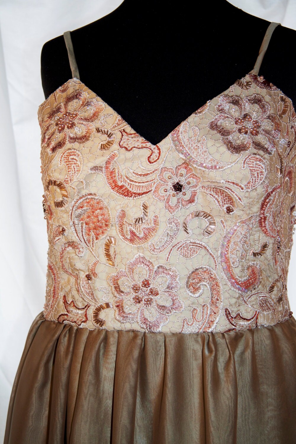 Einzigartiges Abendkleid Mit Aufwendiger Handstickerei von BelladonnaRoses