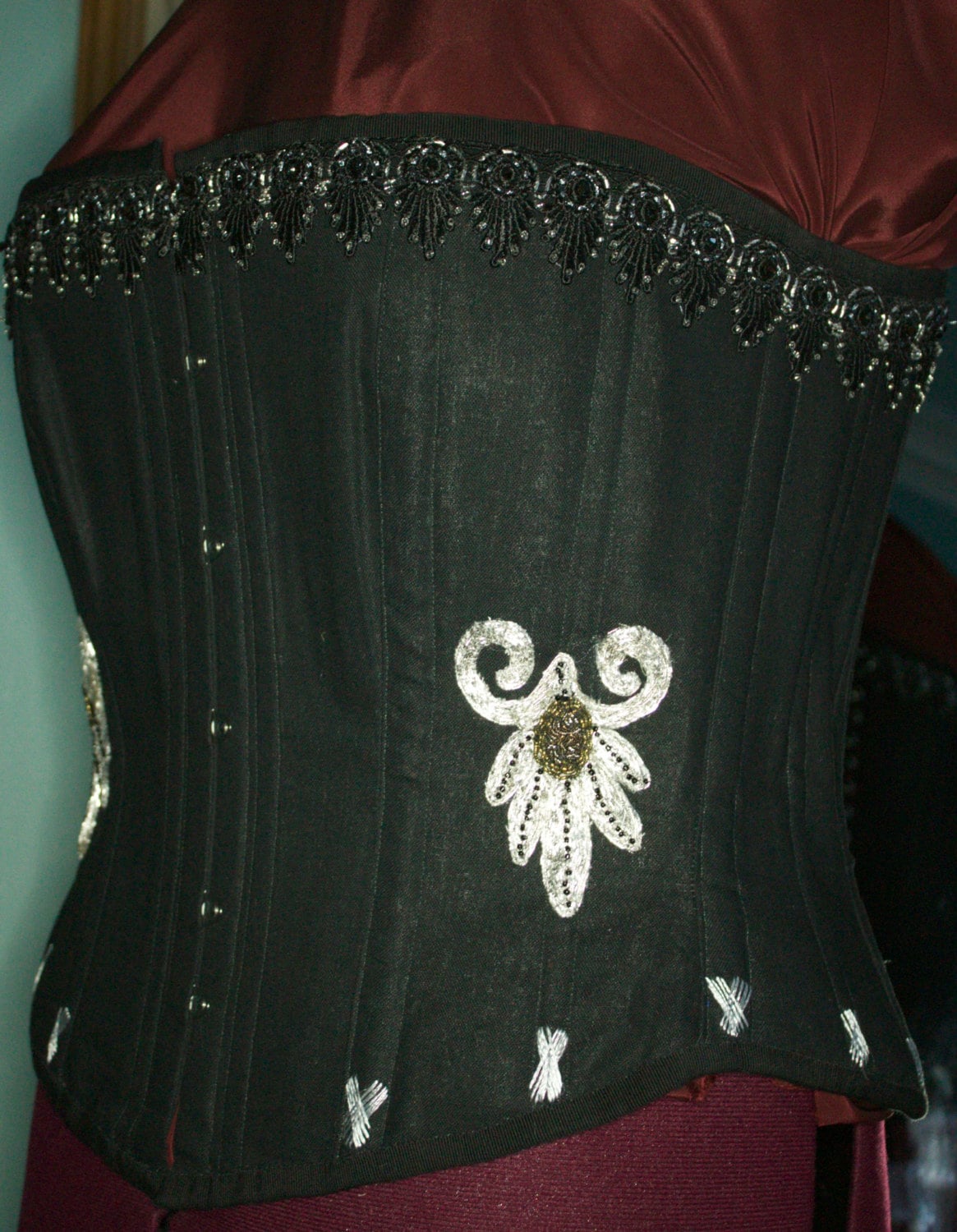 Schwarz Leinen Bestickt Gothic Korsett Für Eine Kurvenreiche Lady von BelladonnaRoses