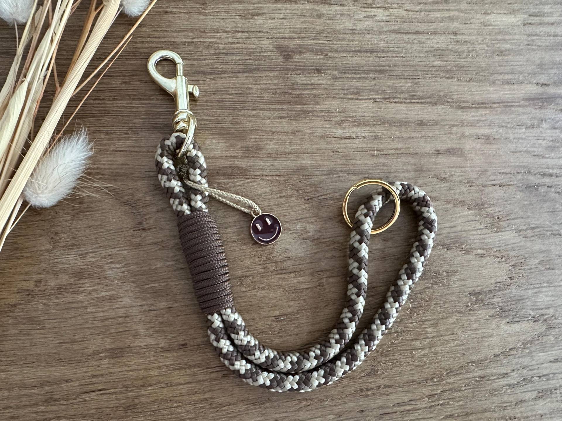 Sa-Chpr-Brau-2S | Schlüsselanhänger Aus Tau Mit Smiley Anhänger in Braun - Beige Gold Schlüsselring Und Karabiner von BellafakturShop