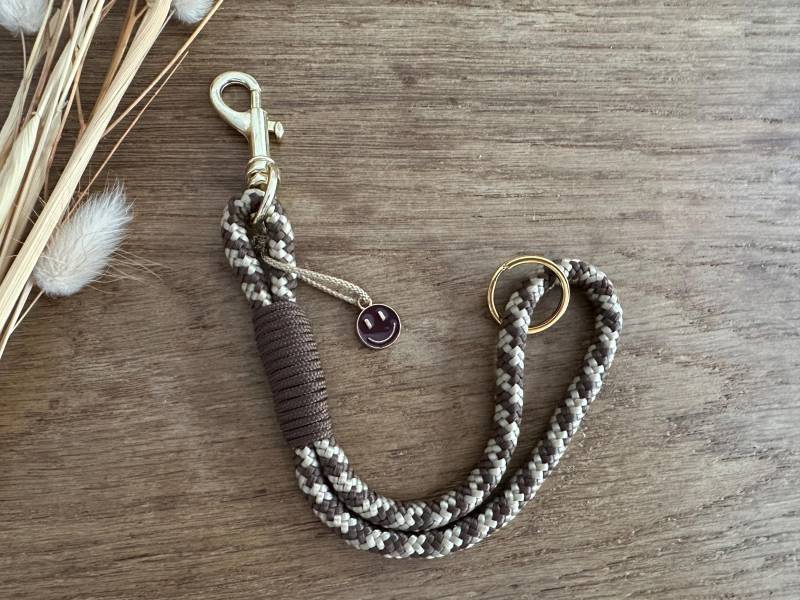 Sa-Chpr-Brau-2S | Schlüsselanhänger Aus Tau Mit Smiley Anhänger in Braun - Beige Gold Schlüsselring Und Karabiner von BellafakturShop