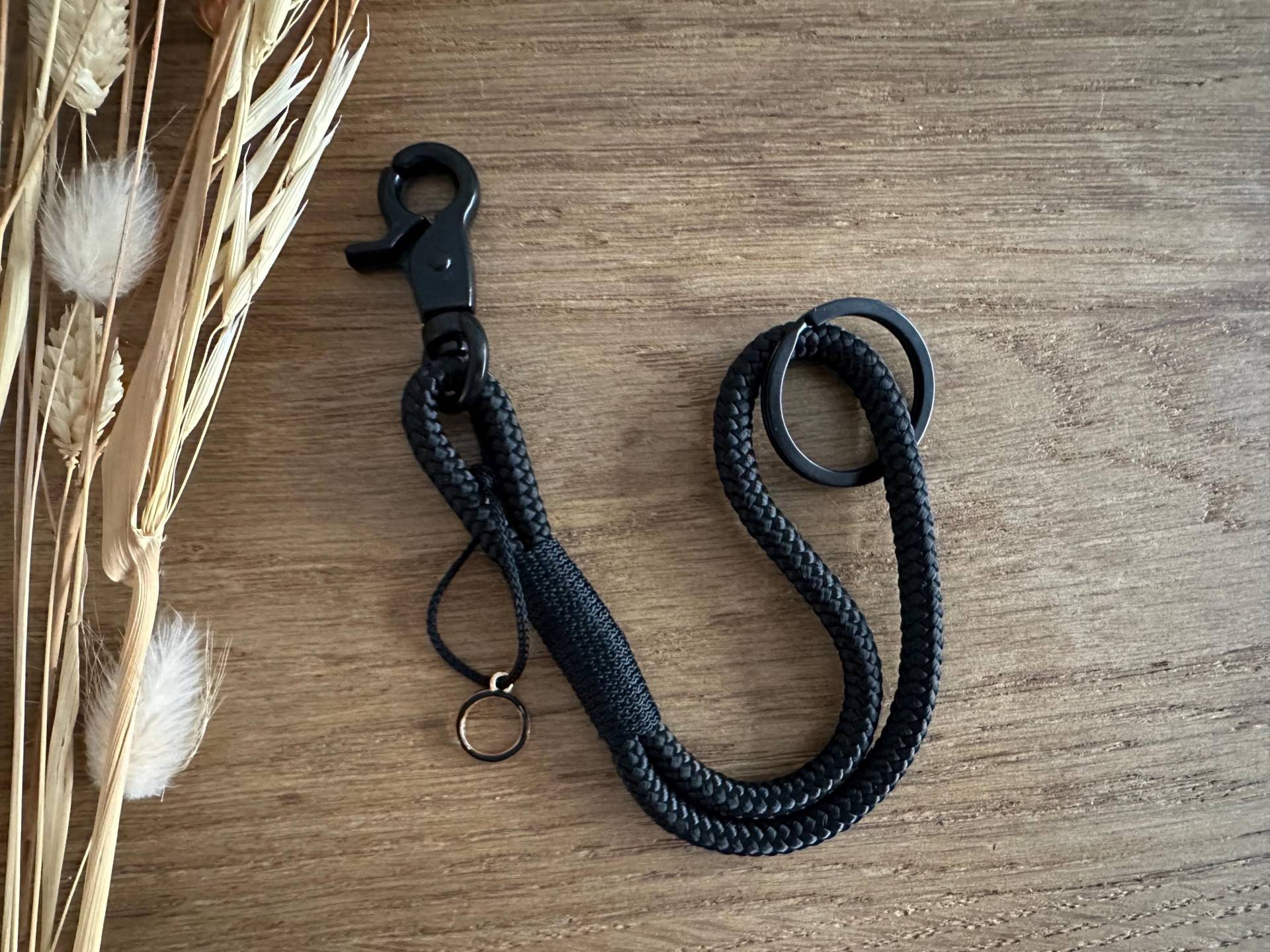Sa-Schw-Schw-4 | Schlüsselanhänger Aus Tau in Schwarz Mit Anhänger Schlüsselring Und Karabiner von BellafakturShop