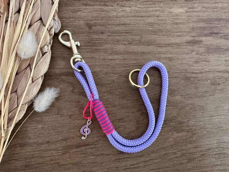 Sa5-Lila-Flli-2 | Schlüsselanhänger Aus Tau Mit Anhänger in Flieder/Lila - Neon Gold Schlüsselring Und Karabiner Sa5-Lila-Flli-2 | Schlüsselanhänger Aus Tau Mit Anhänger in Flieder/Lila - Neon Gold Schlüsselring Und Karabiner von BellafakturShop