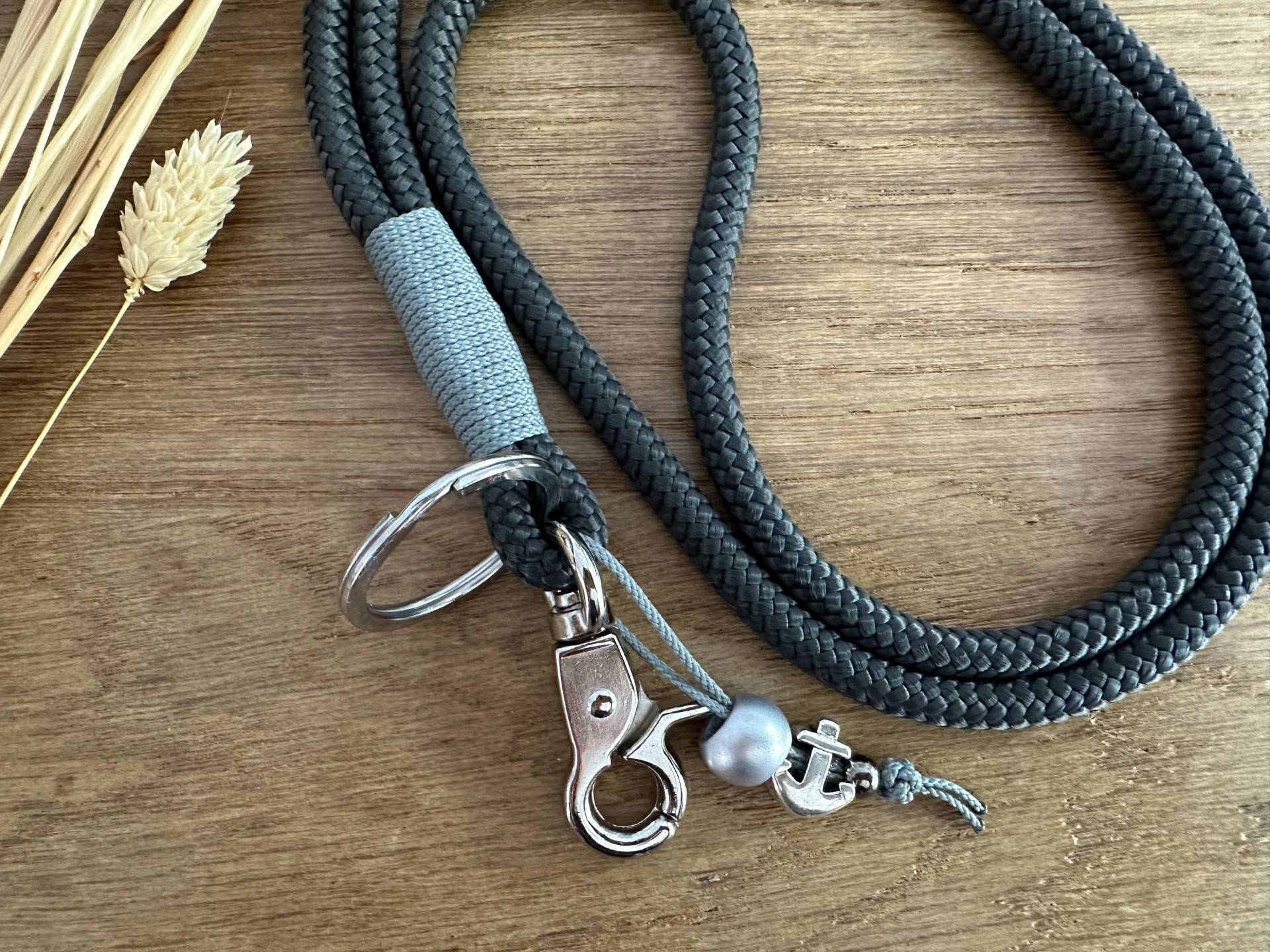 Sb-Anth-Grau-1-3 | Schlüsselband Aus Tau in Anthrazit - Grau Silber Mit Anker Anhänger Schlüsselanhänger Karabiner Und Schlüsselring von BellafakturShop