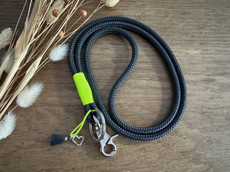 Sb-Anth-Nege-1-2 | Schlüsselband Aus Tau in Grau/Anthrazit - Neon Gelb Mit Anhänger Schlüsselanhänger Karabiner Und Schlüsselring von BellafakturShop