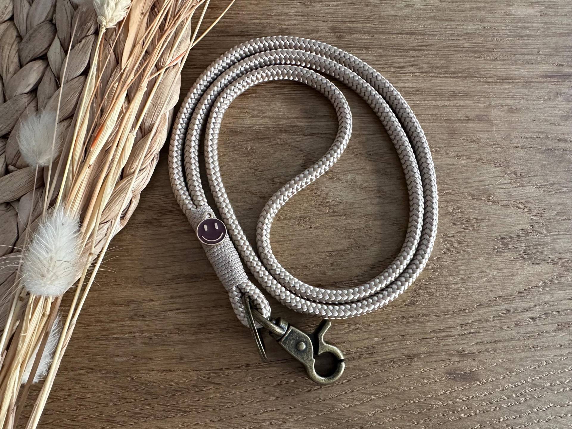Sb-Beig-Beig-5S | Schlüsselband Smiley Aus Tau in Beige - Braun Antik Schlüsselanhänger Mit Karabiner Und Schlüsselring Sb-Beig-Beig-5S | Schlüsselband Smiley Aus Tau in Beige - Braun Antik Schlüsselanhänger Mit Karabiner Und Schlüsselring von BellafakturShop