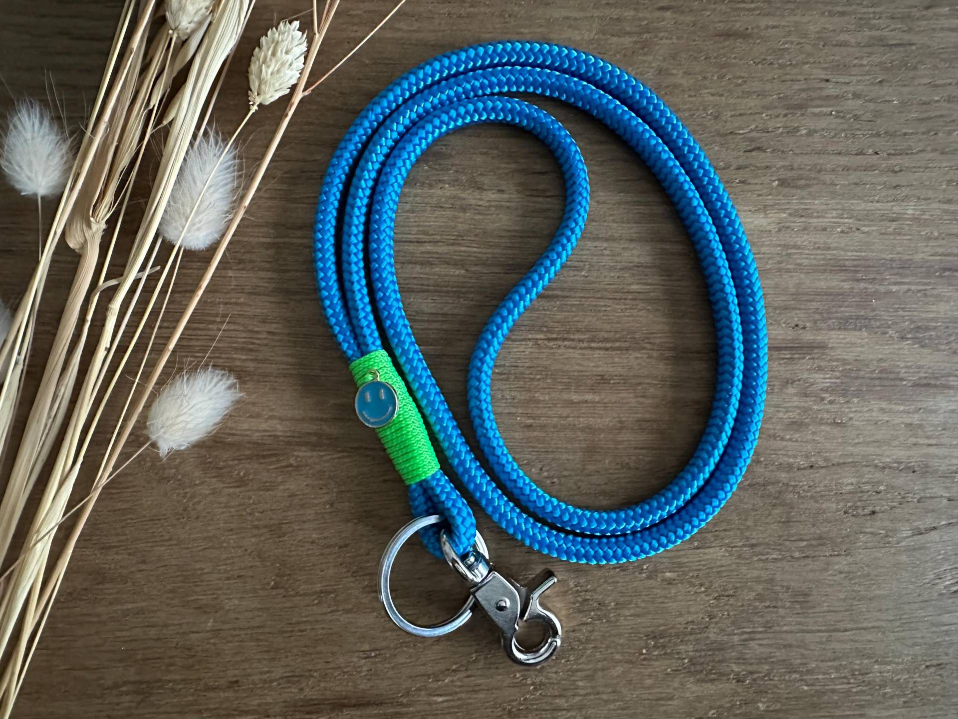 Sb-Blau-Negr-1S | Schlüsselband Aus Tau in Blau - Neon Grün Silber Mit Smiley Anhänger Schlüsselanhänger Schlüsselring Und Karabiner Sb-Blau-Negr-1S | Schlüsselband Aus Tau in Blau - Neon Grün Silber Mit Smiley Anhänger Schlüsselanhänger Schlüsselring Und Karabiner von BellafakturShop