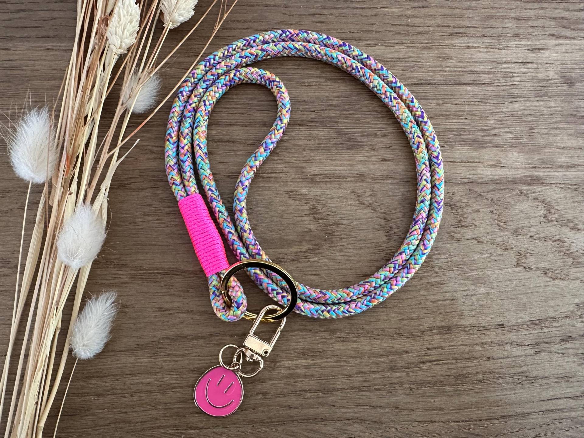 Sb-Bs-Flow-Pink-2 | Buntes Schlüsselband Aus Tau Schlüsselanhänger Mit Big Smiley Anhänger Sb-Bs-Flow-Pink-2 | Buntes Schlüsselband Aus Tau Schlüsselanhänger Mit Big Smiley Anhänger von BellafakturShop
