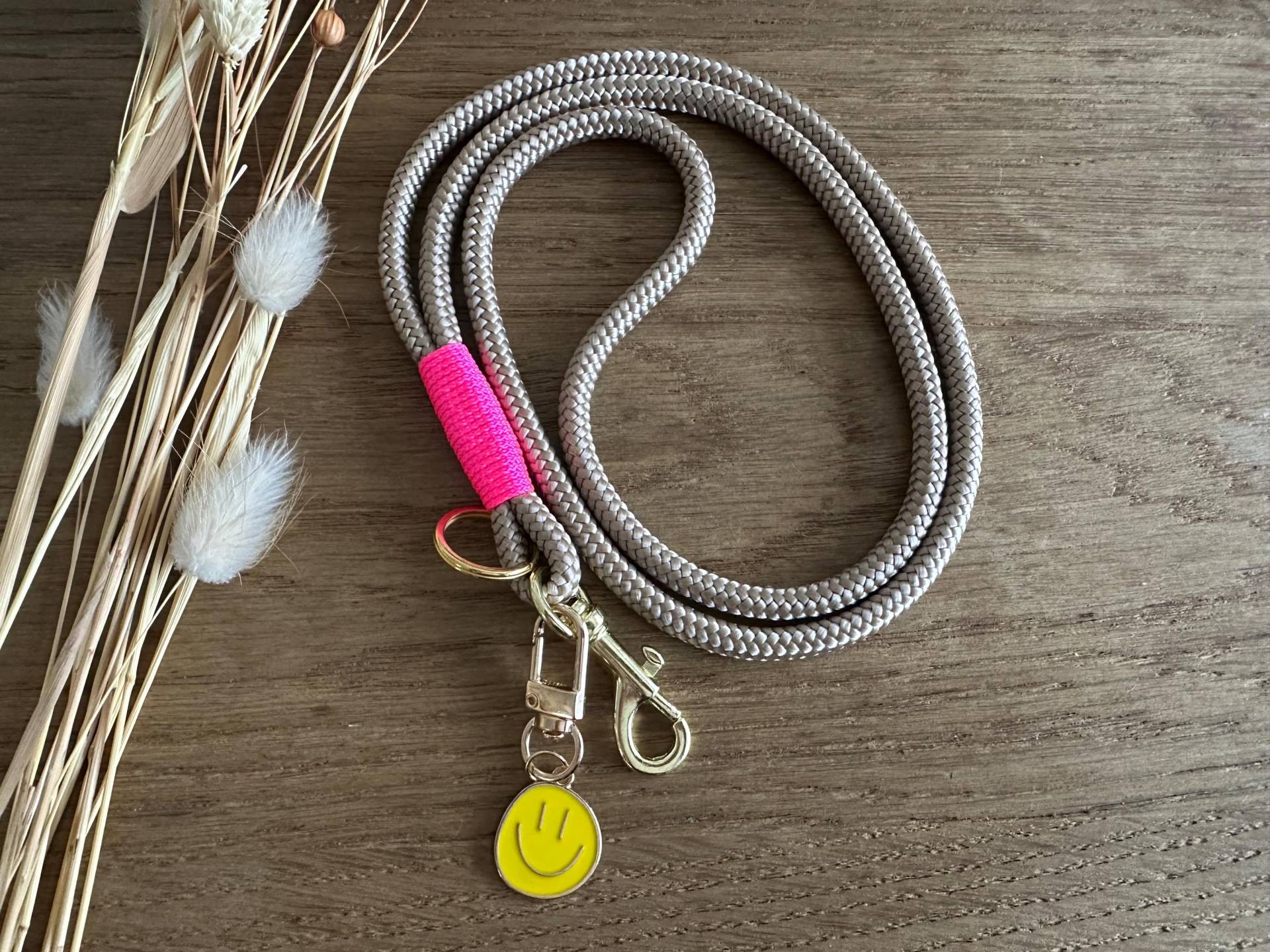 Sb-Bs1-Beig-Pink-2 | Schlüsselband Aus Tau in Beige - Neon Pink Schlüsselanhänger Mit Karabiner Und Schlüsselring Big Smiley Anhänger von BellafakturShop