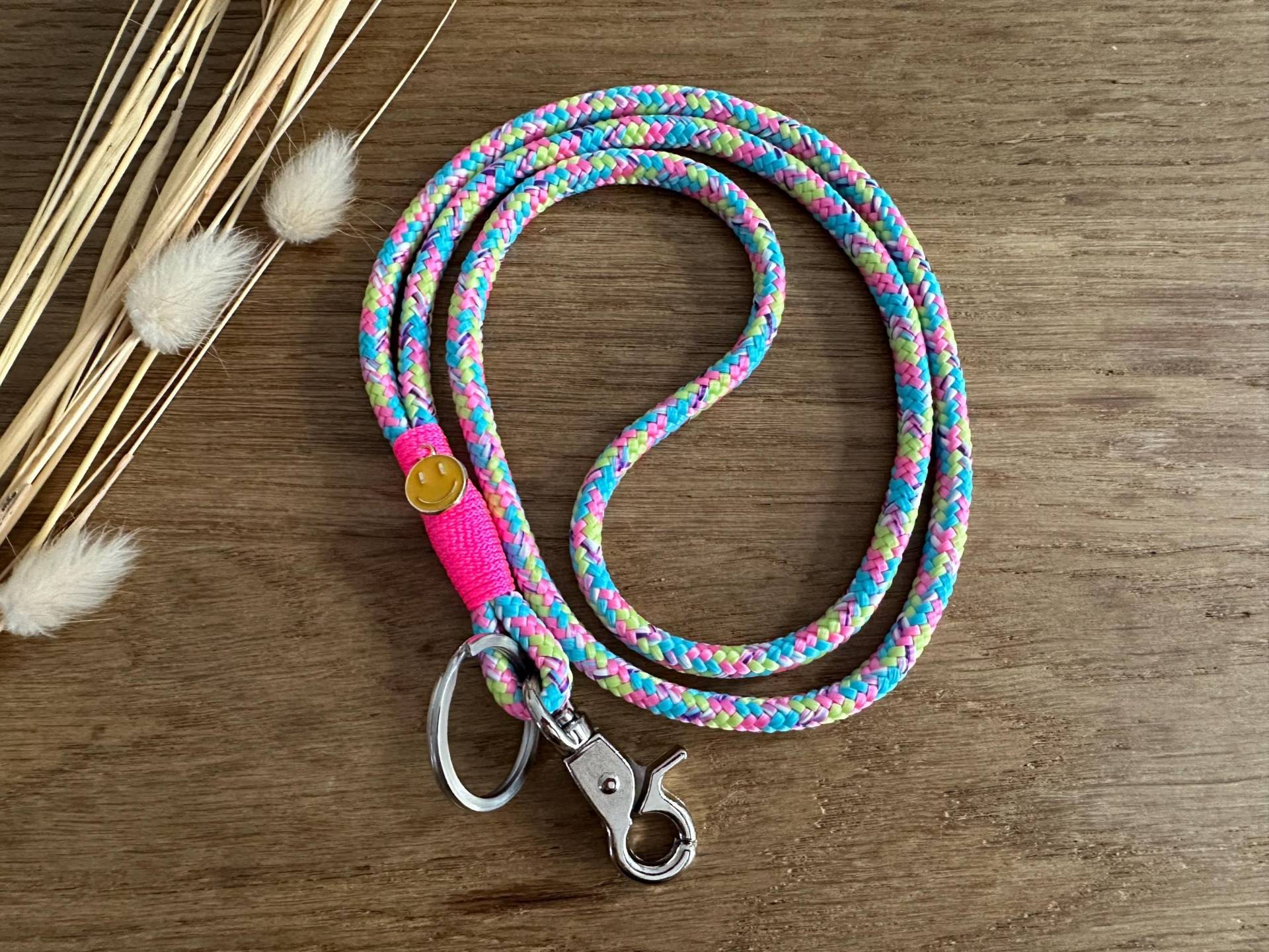 Sb-Bugu-Pink-1S | Schlüsselband Smiley Aus Tau in Bunt - Neon Pink Anhänger Schlüsselanhänger Mit Karabiner Und Schlüsselring von BellafakturShop