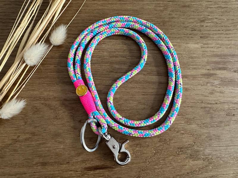 Sb-Bugu-Pink-1S | Schlüsselband Smiley Aus Tau in Bunt - Neon Pink Anhänger Schlüsselanhänger Mit Karabiner Und Schlüsselring von BellafakturShop