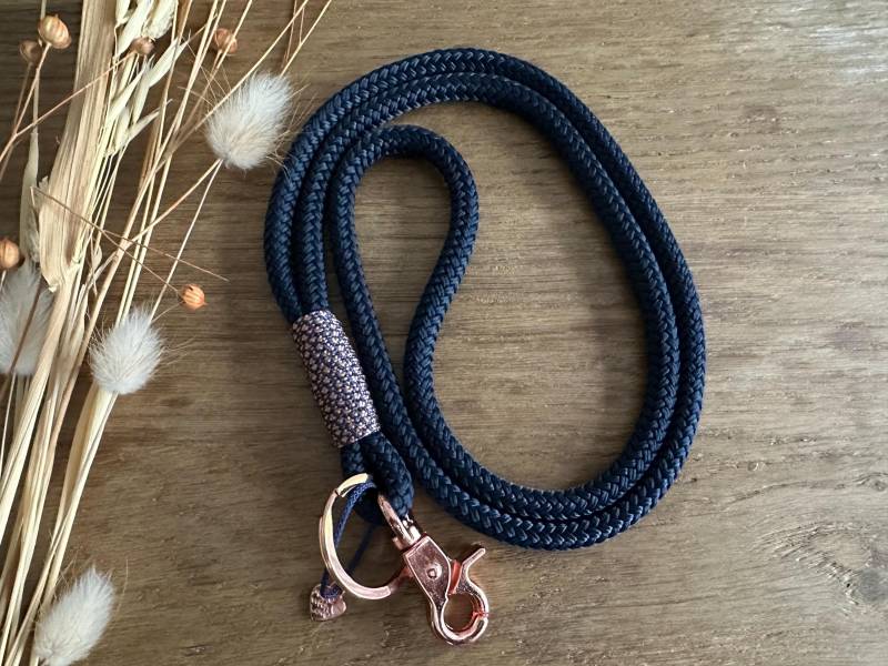 Sb-Dg-Kbl-3 | Schlüsselband Aus Tau in Dunkelblau - Rosé Ausweisband Schlüsselanhänger Mit Karabiner Und Schlüsselring von BellafakturShop