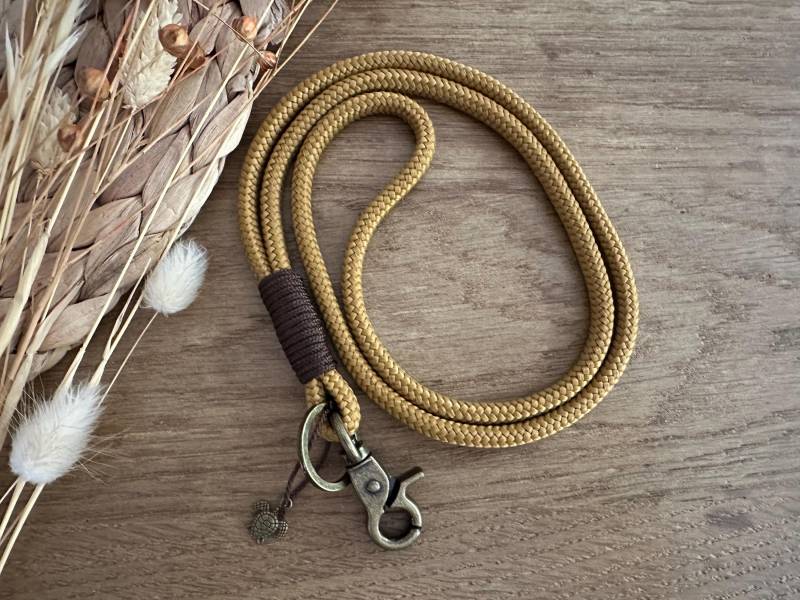 Sb-Kara-Dkbr-5 | Schlüsselband Aus Tau in Karamell - Braun Antik Lanyard Schlüsselanhänger Mit Karabiner Und Schlüsselring Kartenband von BellafakturShop