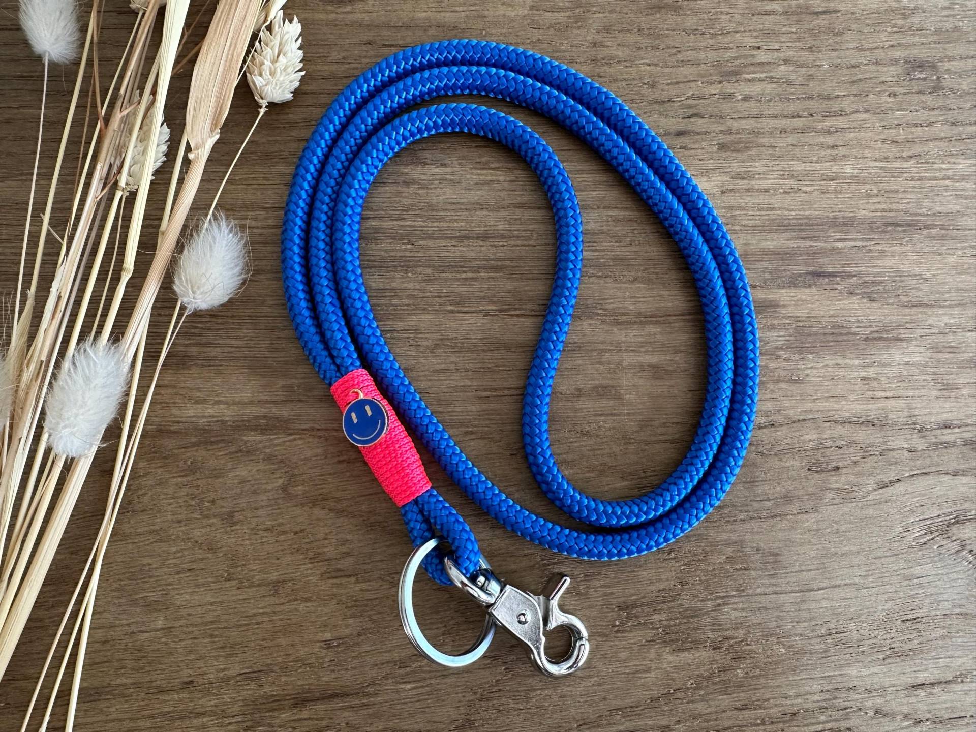 Sb-Koeb-Flam-1S | Schlüsselband Aus Tau in Blau - Neon Schlüsselanhänger Mit Karabiner Und Schlüsselring Lanyard Smiley Anhänger Sb-Koeb-Flam-1S | Schlüsselband Aus Tau in Blau - Neon Schlüsselanhänger Mit Karabiner Und Schlüsselring Lanyard Smiley Anhänger von BellafakturShop