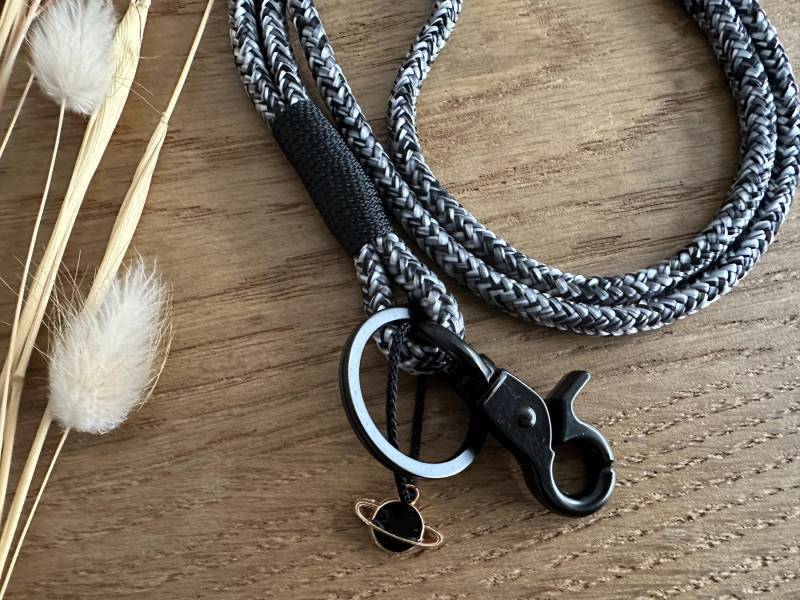 Sb-Nois-Schw-4 | Schlüsselband Aus Tau in Schwarz - Silber Ausweisband Schlüsselanhänger Mit Karabiner Und Schlüsselring Lanyard von BellafakturShop