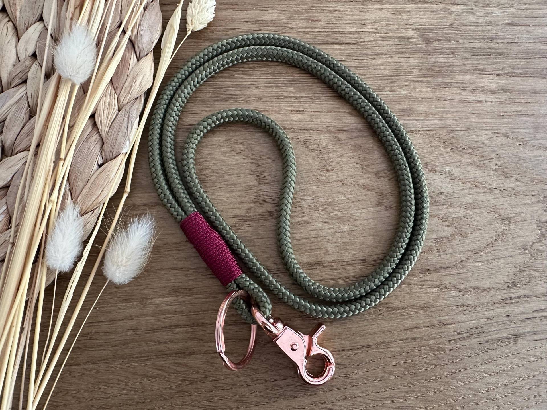 Sb-Oliv-Bord-3 | Schlüsselband Aus Tau in Oliv - Bordeaux Rot Rosé Schlüsselanhänger Mit Karabiner Und Schlüsselring von BellafakturShop